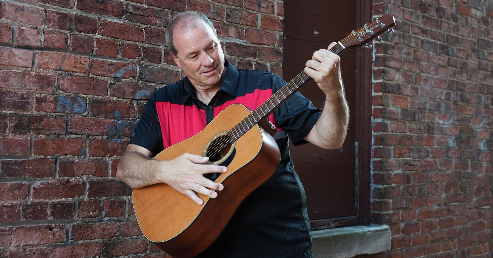 Musician Tom Burt performing